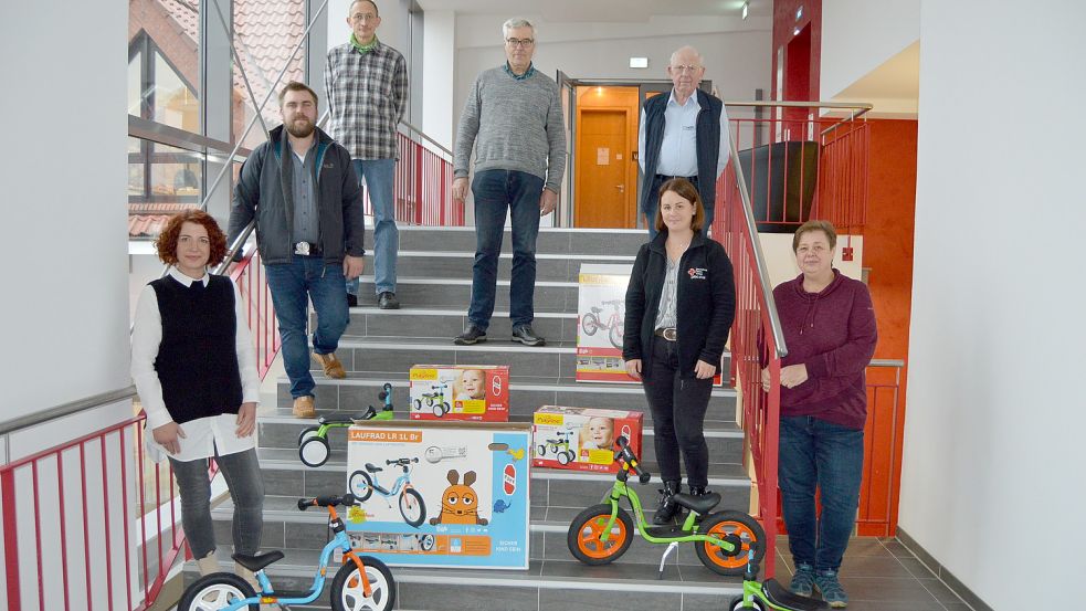 Das Foto zeigt die Teilnehmer bei der Spendenübergabe: (obere Reihe von links) Bernd Wilkens, Harm Paasman, Werner Erfeling sowie (mittlere Reihe, von links) Carsten Gosewinkel und Anastasia Burgart. Unten links und rechts neben dem Treppenabsatz sind (von links) Anne Höppner und Heike Jauken-Haken mit den gespendetem Laufrädern zu sehen. Foto: Weers