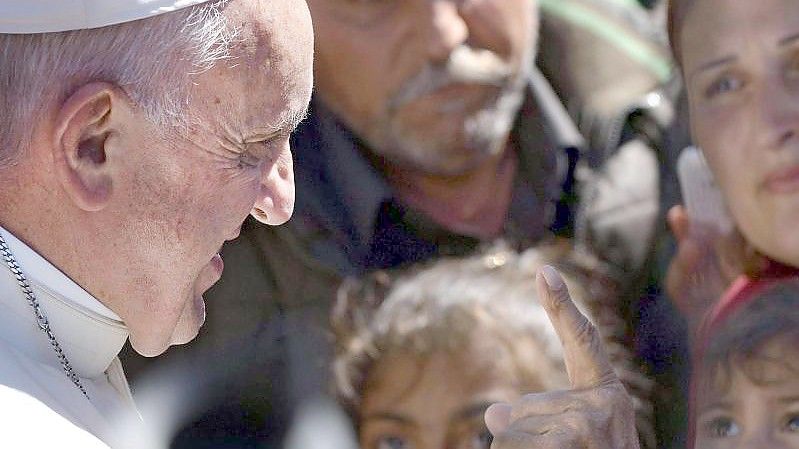 Papst Franziskus segnet ein Kind im Flüchtlingslager Moria auf der griechischen Insel Lesbos. An diesem Donnerstag beginnt der Pontifex seine fünftägige Reise in den Osten der Mittelmeerregion. Foto: picture alliance / dpa