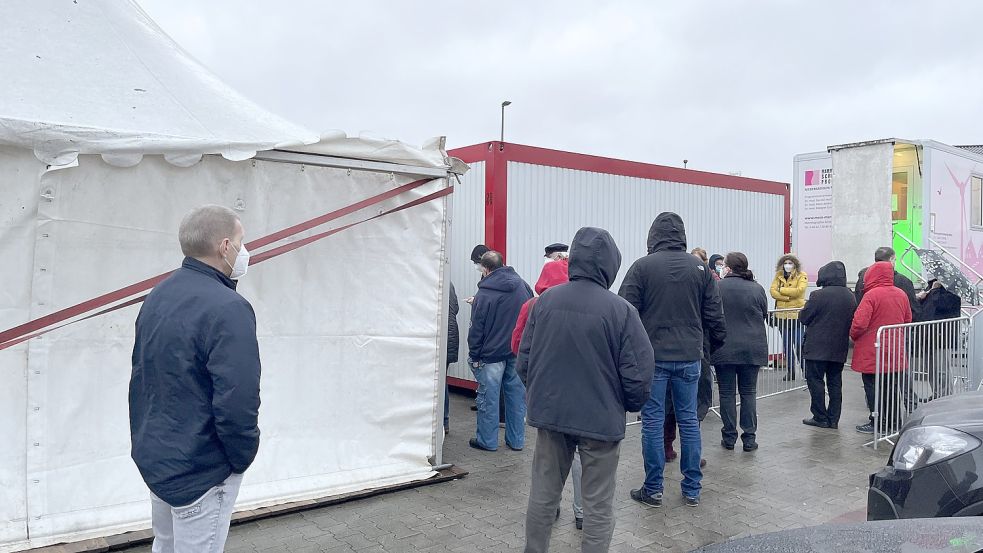 Am Testzentrum warteten etwa 20 Personen auf ihren Coronatest - die meisten vergeblich. Foto: Münch