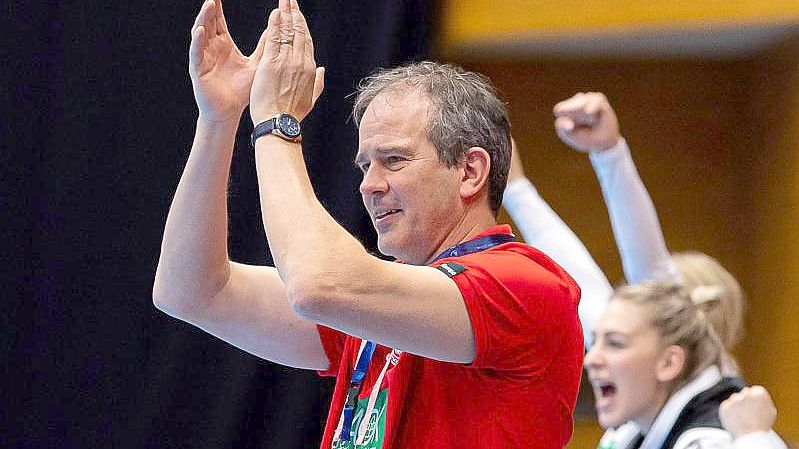 Bundestrainer Henk Groener applaudiert den deutschen Handball-Nationalspielerinnen. Foto: Marco Wolf/dpa
