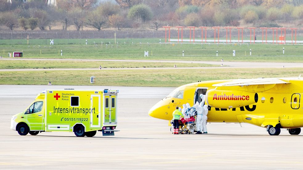 Einer von zwei Covid-19-Patienten wird auf dem Flughafen Hannover von Rettungskräften aus einem Flugzeug des ADAC ausgeladen, um mit einem Intensivtransport in ein Krankenhaus verlegt zu werden. Schwer erkrankte Patienten von Intensivstationen in Bayern, Thüringen und Sachsen werden im Rahmen des bundesweit zwischen Bund und Ländern abgestimmten „Kleeblatt“-Mechanismus in aktuell weniger stark betroffene Gebiete im Norden und Westen Deutschlands gebracht. Foto: Dittrich/dpa