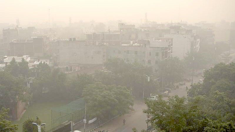 Morgendlicher Dunst und Smog umhüllen die Skyline in Neu-Delhi. Foto: Altaf Qadri/AP/dpa