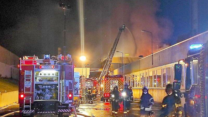 Auf dem Areal einer Tapetenfabrik im hessischen Kirchhain ist am Donnerstagabend ein Feuer ausgebrochen. Foto: Thomas Naumann/TNN/dpa