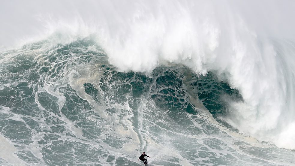 Bricht die vierte Corona-Welle bald? Sinkende Inzidenzen könnten erste Hoffnungsschimmer sein. Foto: Armando Franca / dpa