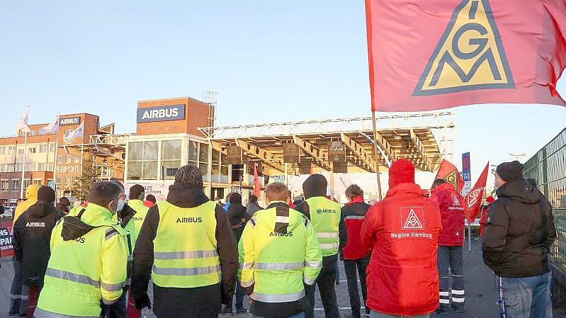 Laut IG Metall haben sich mehr als 14.000 Beschäftigte an den Warnstreiks an sechs deutschen Standorten von Airbus beteiligt. Foto: Bodo Marks/dpa