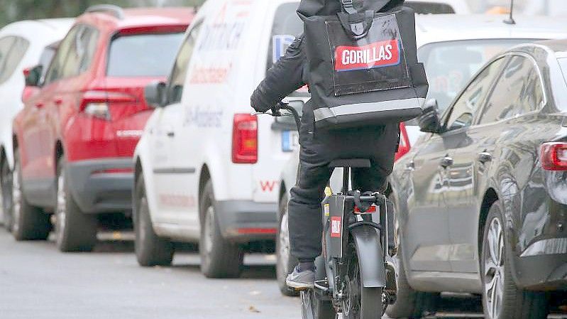 Ein Mitarbeiter des Lebensmittel-Lieferdienstes Gorillas radelt durch die Straßen Berlins. (Archivbild). Foto: Wolfgang Kumm/dpa