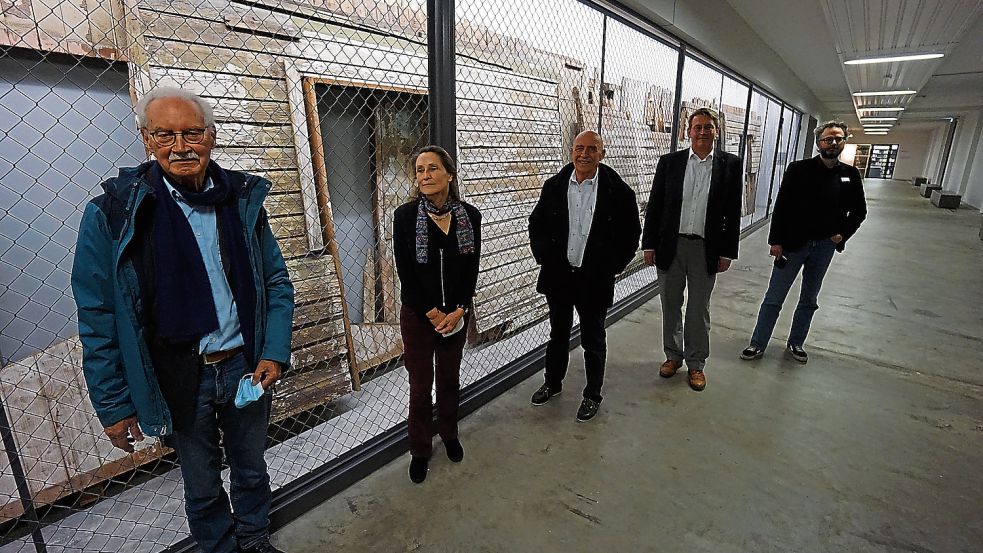 Bei der Übergabe der Dokumentensammlung (v. li.) Hermann Vinke, Saskia Bontjes van Beek, Gerhard Kromschröder, Marc-André Burgdorf und Sebastian Weitkamp.