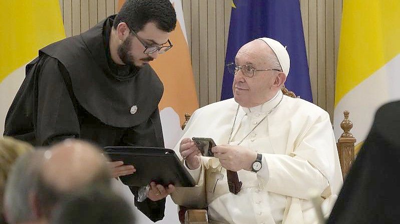 Das Oberhaupt der katholischen Kirche hat seine fünftägige Reise nach Zypern und Griechenland begonnen, bei der vor allem die Situation von Flüchtlingen im Mittelpunkt steht. Foto: Alessandra Tarantino/AP/dpa