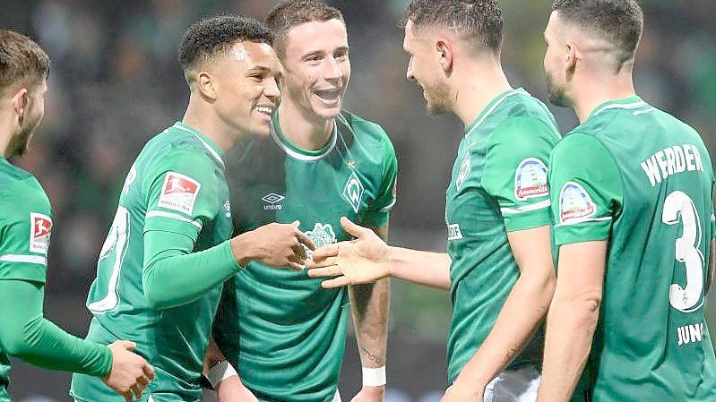 Die Spieler von Werder Bremen feiern ein weiteres Tor beim 4:0-Sieg gegen Erzgebirge Aue. Foto: Carmen Jaspersen/dpa
