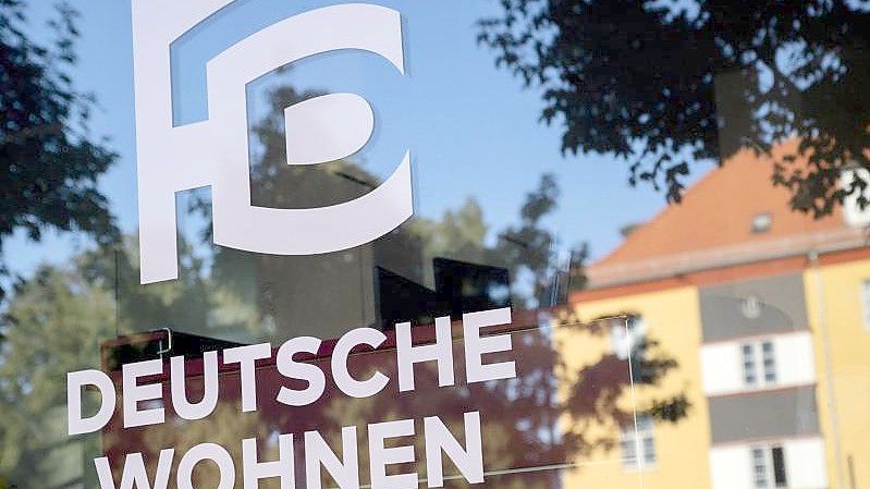 Das Logo der börsennotierten Wohnungsgesellschaft Deutsche Wohnen. Foto: Christoph Soeder/dpa