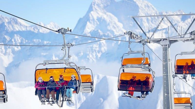 Mitten im Lockdown: Skifahrer im Skigebiet Ischgl in einem Sessellift. Foto: Karl-Josef Hildenbrand/dpa