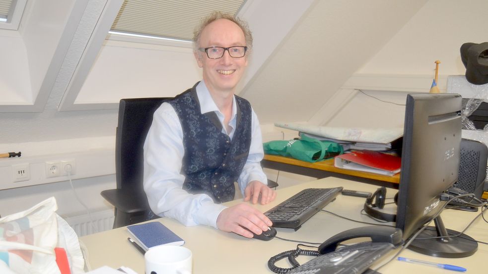 Der Saterfriesisch-Beauftragte Henk Wolf an seinem Arbeitsplatz im Rathaus in Ramsloh. Dort ist er montags und dienstags in einem Büro unterm Dach tätig. Fotos: Fertig