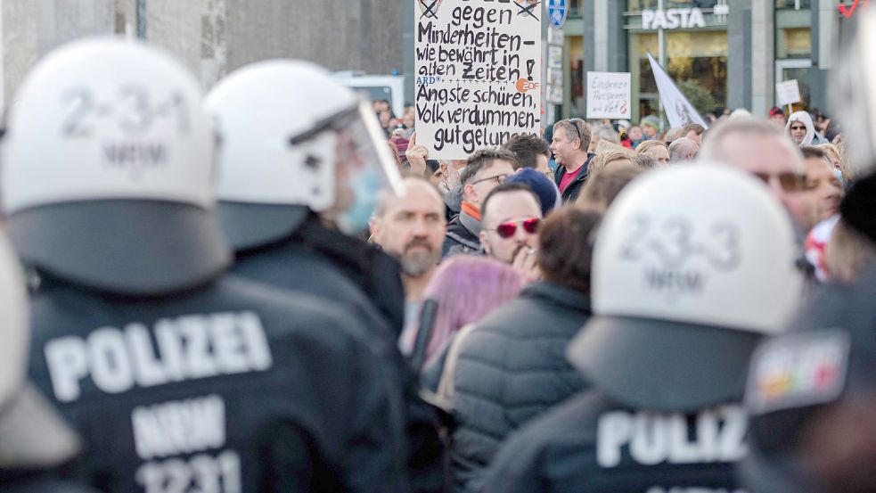 „Querdenker“ sind die lauteste Stimme in Deutschland gegen die Schutzimpfungen. Ärztepräsident Klaus Reinhardt lobt die Impfpflicht, die diese Menschen zum Piks bewegen soll. Foto: AFP/STRINGER