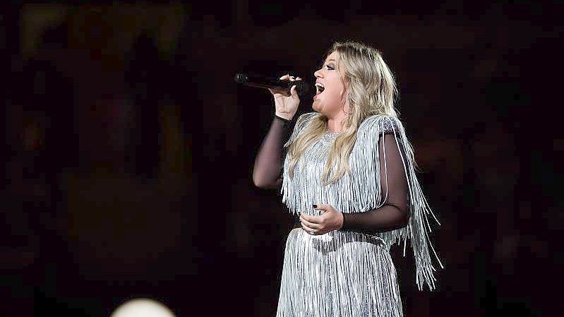 Kelly Clarkson feiert Weihnachten mit „When Christmas Comes Around...“. Foto: Afp7/AFP7 via ZUMA Wire/dpa