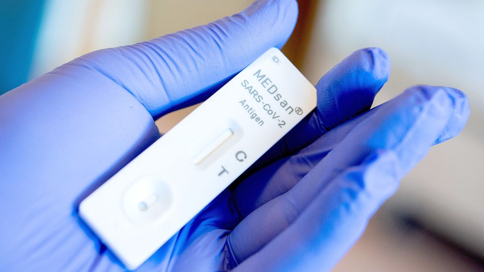 Gefragt und rar sind derzeit Corona-Schnelltests. Foto: Hauke-Christian Dittrich/dpa