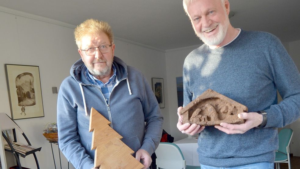 Heinz-Erhard Fugel aus Strücklingen (links) und Karl-Heinz Brinkmann aus Ramsloh präsentieren selbst hergestelltes Kunsthandwerk aus Holz und Torf in der Adventsausstellung im Strücklinger Mandehuus. Fotos: Fertig