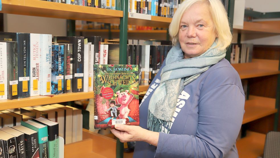 Jutta Düßler hat die Leitung der katholischen Bücherei in Barßel übernommen. Foto: Passmann