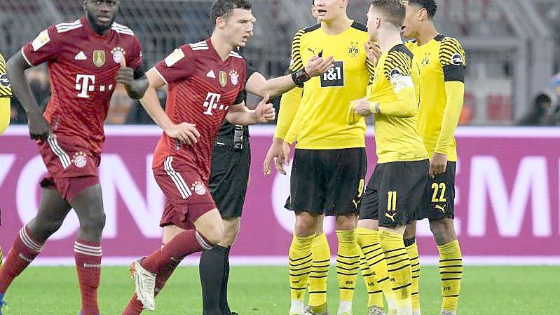 Schiedsrichter Felix Zwayer (verdeckt) stand beim Bundesliga-Gipfel in Dortmund öfters im Fokus. Foto: Bernd Thissen/dpa