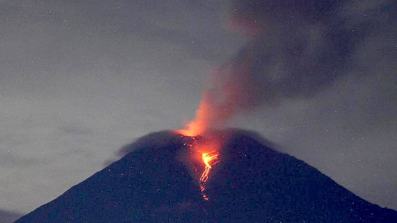 Der Vulkan Semeru auf der indonesischen Insel Java ist wieder aktiv. Foto: Aditya Irawan/XinHua/dpa