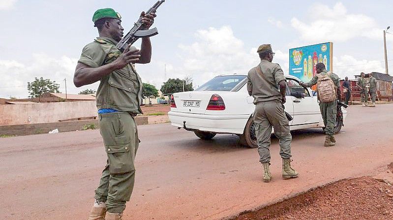 Malische Soldaten im vergangenen Jahr bei einer Fahrzeugkontrolle. Foto: Mohamed Salaha/AP/dpa