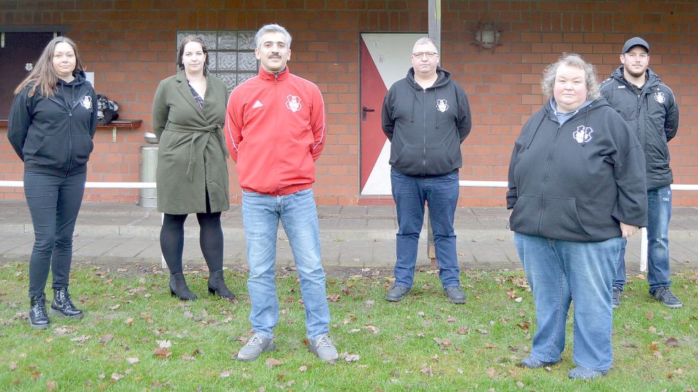 Hayrettin Agirmann übernimmt ab sofort die Spielgemeinschaft Burlage/Klostermoor. Das Foto zeigt ihn mit dem Vorstand des SV Burlage (von links) Ulrike Jansen (Jugendobfrau), Anna-Lena Strack (Kassenwartin), Hayrettin Agirman, Theo Strohschnieder (Fußballobmann), Stefanie Wellens (Vorsitzende) und Michael Strohschnieder (2. Vorsitzender). Foto: Weers