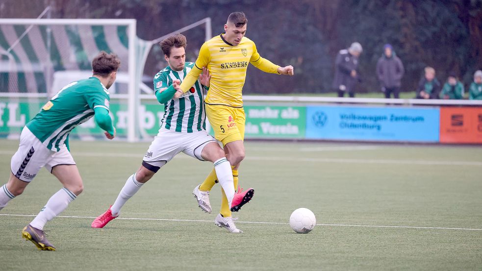 Milad Faqiryar wurde bei Dribblings oft bedrängt. Solch eine ungeahndete Attacke leitete das 3:1 ein.
