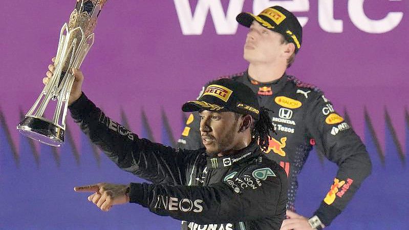 Der britische Mercedes-Pilot Lewis Hamilton feiert seinen Sieg beim Großen Preis von Saudi-Arabien vor dem zweitplatzierten Red-Bull-Piloten Max Verstappen aus den Niederlanden. Foto: Hassan Ammar/AP/dpa