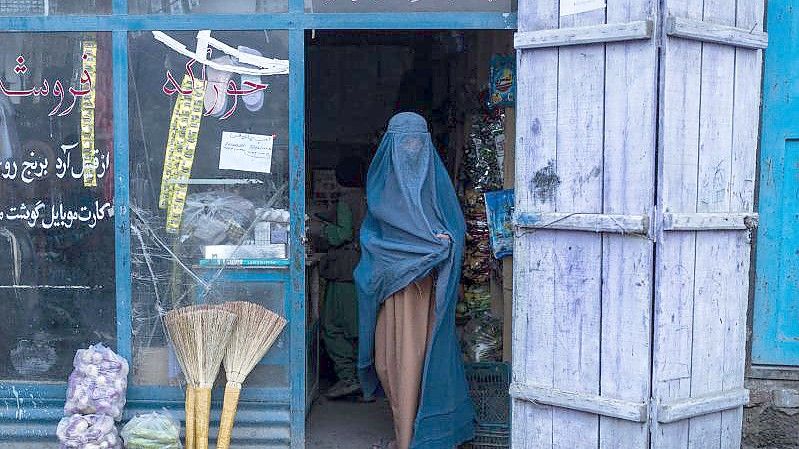 Eine afghanische Frau, die eine Burka trägt, verlässt einen kleinen Laden in Kabul (Archivbild). Foto: Petros Giannakouris/AP/dpa