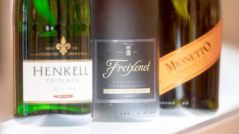 Flaschen von Henkell Trocken, Freixenet Cordon Negro und Mionetto Prosecco stehen in der Henkell & Co. Sektkellerei. Foto: Sebastian Gollnow/dpa
