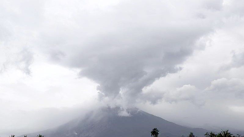 Der höchste Vulkan Indonesiens auf der Insel Java hat bei einem plötzlichen Ausbruch dicke Aschesäulen, brennendes Gas und Lava an seine Hänge gespuckt. Foto: Trisnadi/AP/dpa