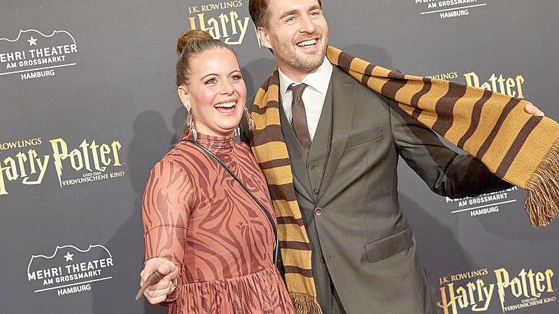 Sänger Alexander Klaws seine Frau Nadja bei der Premiere in Hamburg. Foto: Georg Wendt/dpa