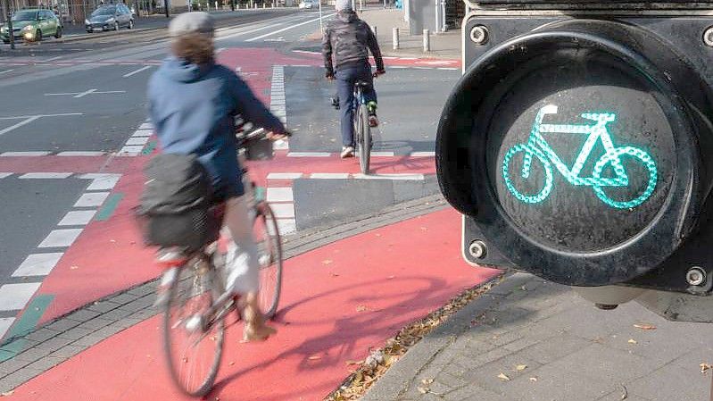 Fahrradfahrende sollten sich auf den Verkehr konzentrieren. Foto: Demy Becker/dpa
