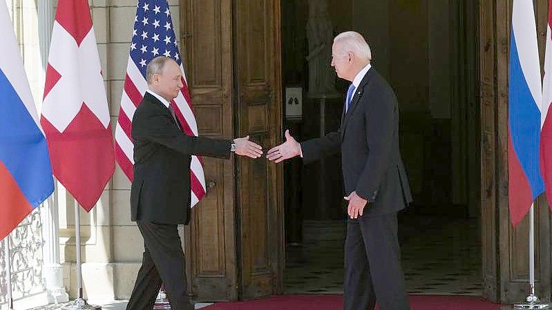 Der russische Präsident Wladimir Putin (l) und US-Präsident Joe Biden schütteln sich die Hände bei ihrem jüngsten Treffen in der 'Villa la Grange' in Genf. Foto: Alexander Zemlianichenko/AP Pool/dpa