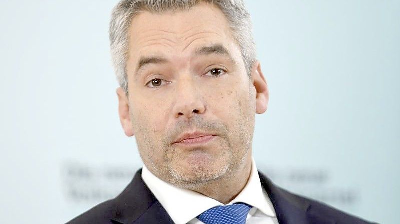 Karl Nehammer ist neuer Regierungschef in Österreich. Der bisherige Innenminister von der konservativen ÖVP wurde von Bundespräsident Alexander Van der Bellen vereidigt. Foto: Roland Schlager/APA/dpa