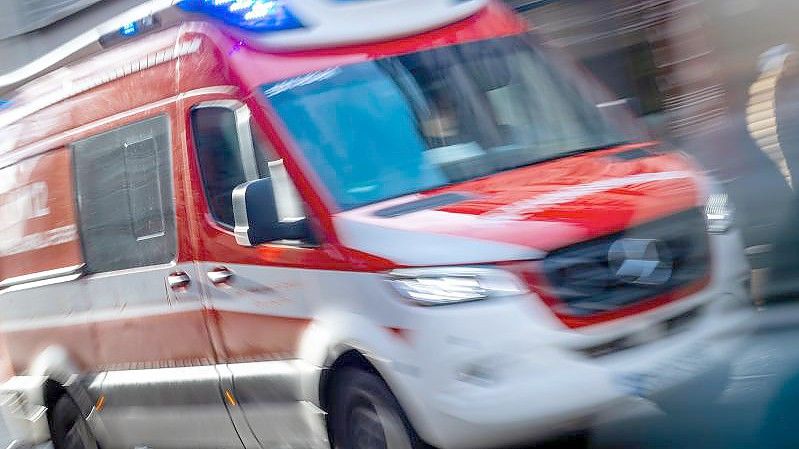 Mit Blaulicht fährt ein Rettungswagen der Feuerwehr in Richtung Klinikum. (Archivbild). Foto: Jens Büttner/dpa-Zentralbild/ZB