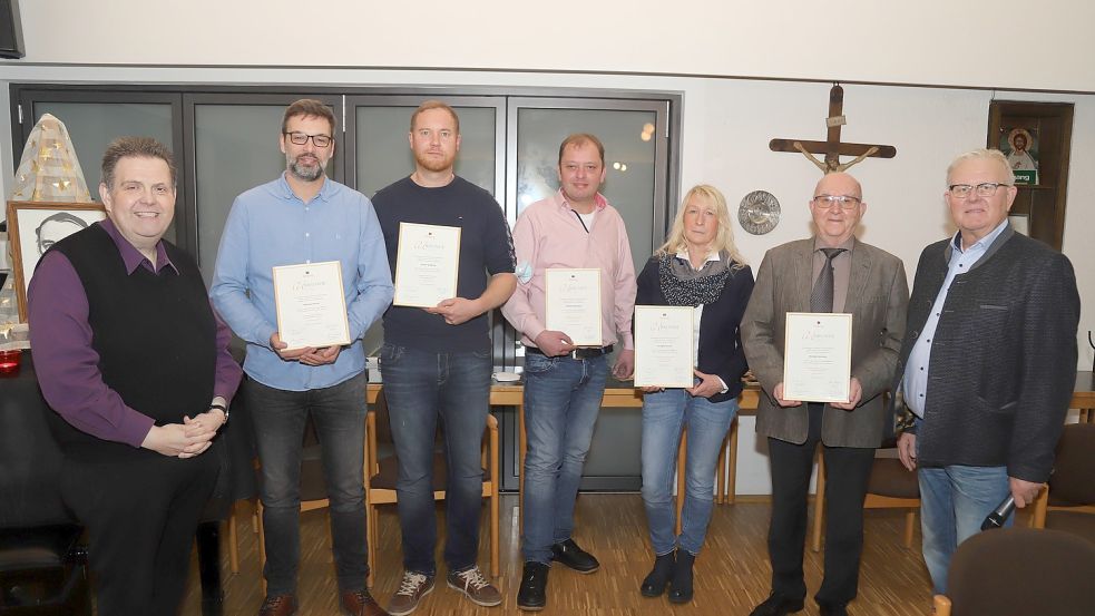 Präses Pfarrer Ludger Becker, Markus Harms, Daniel Hoffbuhr, Michael Warnken, Annegret Krone, Norbert Muchau, Johannes Geesen. Foto: Passmann