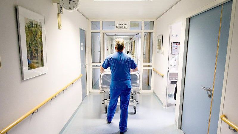 Der Bundestag berät heute über eine geplante Impfpflicht für Personal in Kliniken oder Pflegeheimen. Foto: picture alliance / dpa