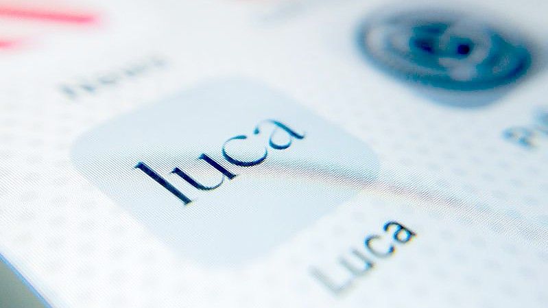 Die Nutzerinnen und Nutzer der Luca-App können künftig freiwillig ihren eigenen Impfstatus mit ihrem zuständigen Gesundheitsamt teilen. Foto: Christoph Soeder/dpa