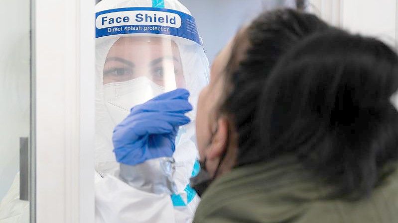 Schnelltest in einem Corona-Testzentrum in Dresden. Foto: Sebastian Kahnert/dpa-Zentralbild/dpa