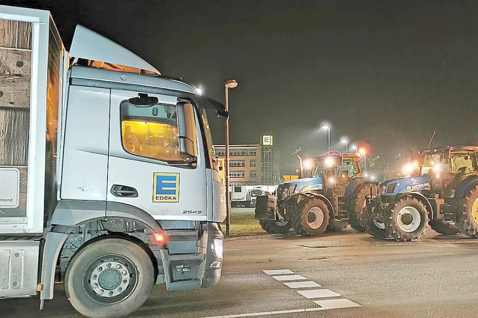 Die Lastwagen konnten das Edeka-Lager die ganze Nacht über nicht verlassen. Bild: NWM-TV/DPA