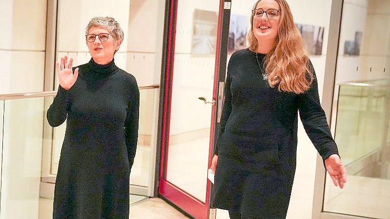 Britta Haßelmann (Mitte) und Katharina Dröge (rechts) zusammen mit Irene Mihalic (links). Haßelmann und Dröge sind neue Grünen-Fraktionsvorsitzende der Grünen. Foto: Kay Nietfeld/dpa