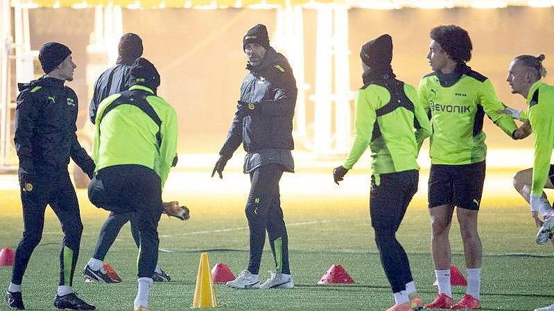 BVB-Trainer Marco Rose (M) leitet das Abschlusstraining zum Spiel gegen Besiktas Istanbul. Foto: Federico Gambarini/dpa