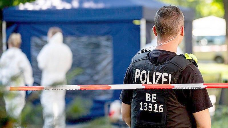 Ein Polizeibeamter in Berlin sichert nach der Erschießung eines Georgiers tschetschenischer Abstammung 2019 den Tatort. Foto: Christoph Soeder/dpa