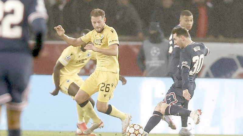 Lionel Messi (r/30) von PSG schießt das Tor zum 3:0 gegen den FC Brügge. Foto: Bruno Fahy/BELGA/dpa