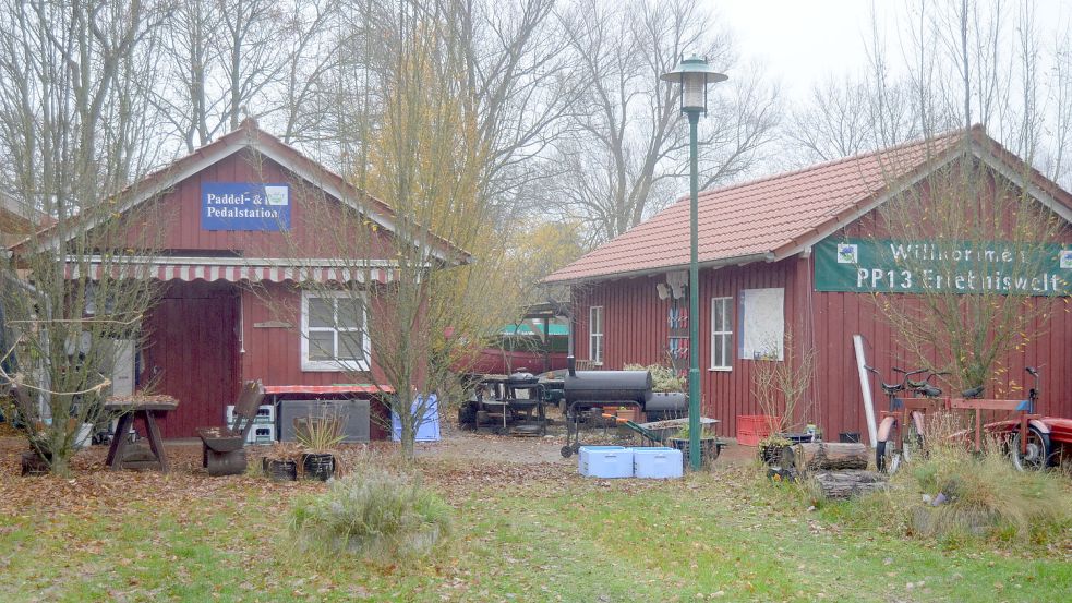 Die Paddel- und Pedalstation, die in Strücklingen an der Sagter Ems liegt, kann an ihrem angestammten Platz bleiben. Die Gemeinde Saterland hat diesen Teil des Grundstücks von Investor Wjatscheslaw Pankratz gekauft. Das Überwegungsrecht, mit dem der Zugang von der Hauptstraße aus möglich ist, wurde vertraglich festgeschrieben.