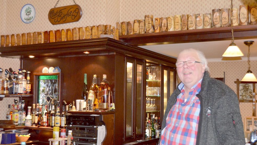 50 Jahre lang war der Strücklinger Hof das Vereinslokal des Clubs Birke 69, der dort alljährlich einen Maibaum aufstellte. Die abgesägten Stumpen der verwendeten Bäume waren fein säuberlich über der Theke des Landgasthofs aufgereiht - hier ein Archivbild, das den früheren Wirt Bernhard Helmke damit in seiner Gaststube zeigt. Nun ist das Gebäude abgerissen, und der Maibaumverein muss sich einen neuen Standort suchen. Archivfoto: Fertig