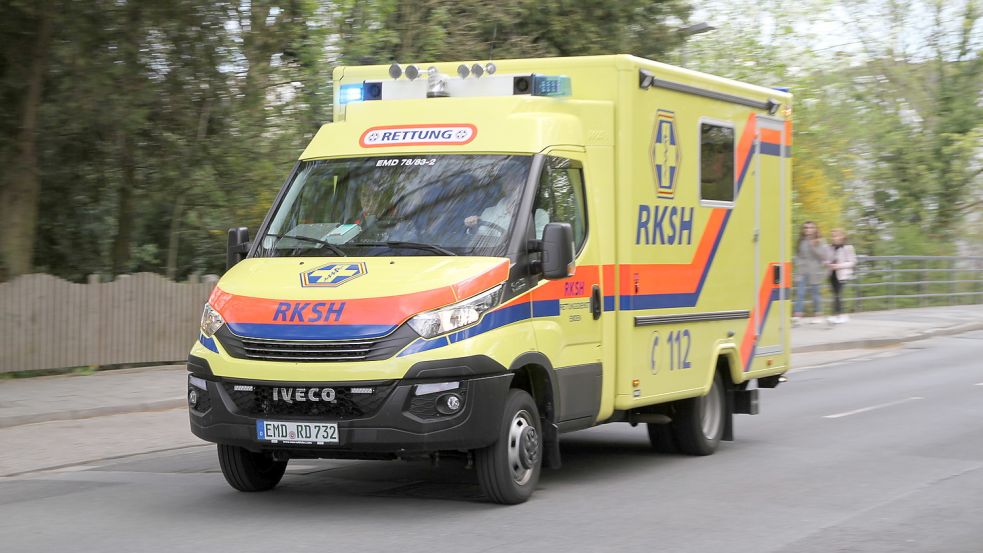 Ein Rettungswagen des RKSH fährt mit Blaulicht auf der Wolthuser Straße. Foto: Päschel