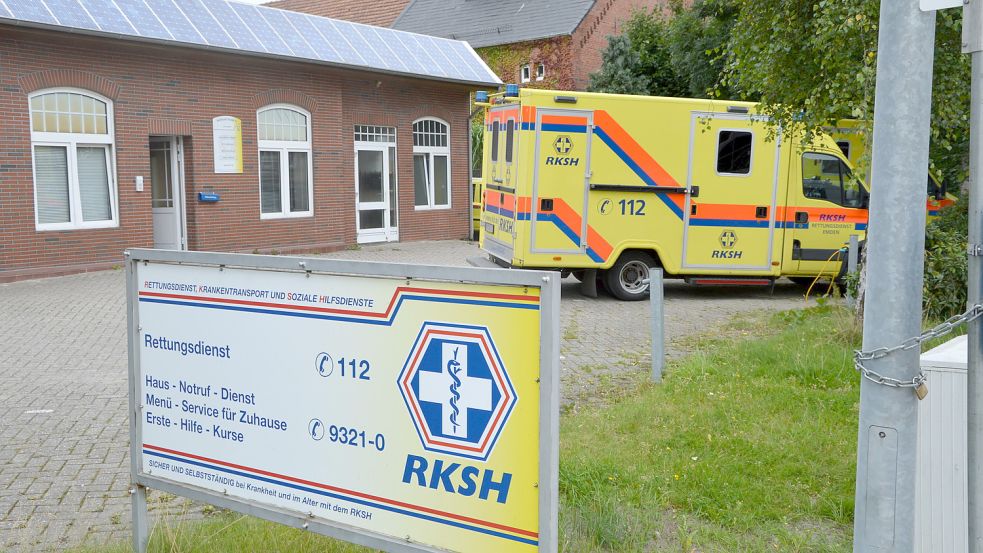 Die Rettungswache des Emder Vereins für Rettungsdienst, Krankentransport und soziale Hilfsdienste (RKSH) an der Wolthuser Straße: Dort wollte der Rettungsdienst schon im Herbst 2019 ausziehen – doch bisher konnte offenbar mit den Gesetzlichen Krankenkassen, vertreten durch die AOK und den Verband der Ersatzkassen, keine finanzielle Einigung über einen Neubau an der Petkumer Straße erzielt werden. Foto: Rohlfs-Jacobs/Archiv