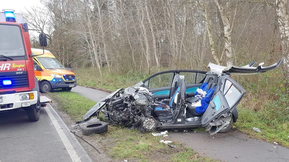 Bei einem schweren Unfall starb der Fahrer dieses Kleinwagens. Foto: Schmidt/Feuerwehr