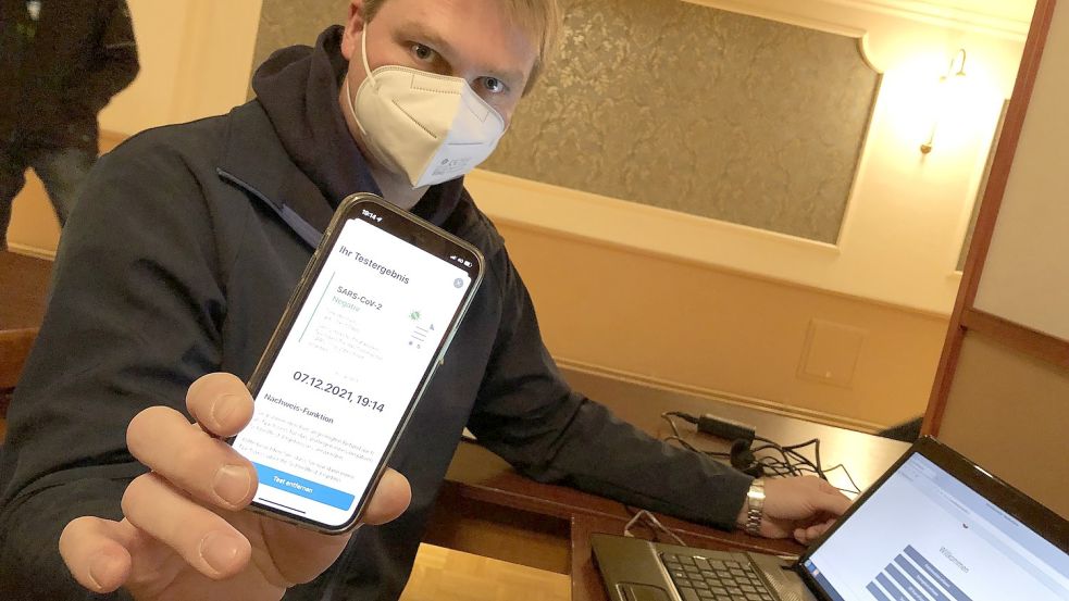 So schnell geht es: Kaum hat Jochen Niemand den Code auf dem Rechner eingegeben, kann das Ergebnis auf dem Handy abgerufen werden. Foto: Hellmers